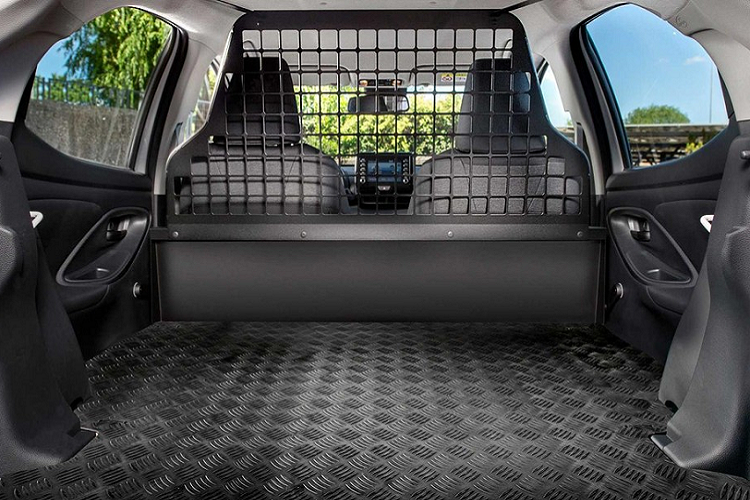 So với bản thường, Toyota Yaris ECOVan 2021 chở hàng không có gì khác biệt trong thiết kế ngoại thất. Trong khi đó, bên trong xe, mẫu xe thương mại này đã được thiết kế lại cho phù hợp. Cụ thể, Toyota Yaris ECOVan 2021 đã bị loại bỏ hàng ghế phía sau để mang đến khoang chở hàng rộng rãi hơn. Ngoài ra, hãng Toyota còn bổ sung vách ngăn dạng lưới phía sau lưng ghế trước và thảm bằng cao su cho sàn khoang chở hàng.