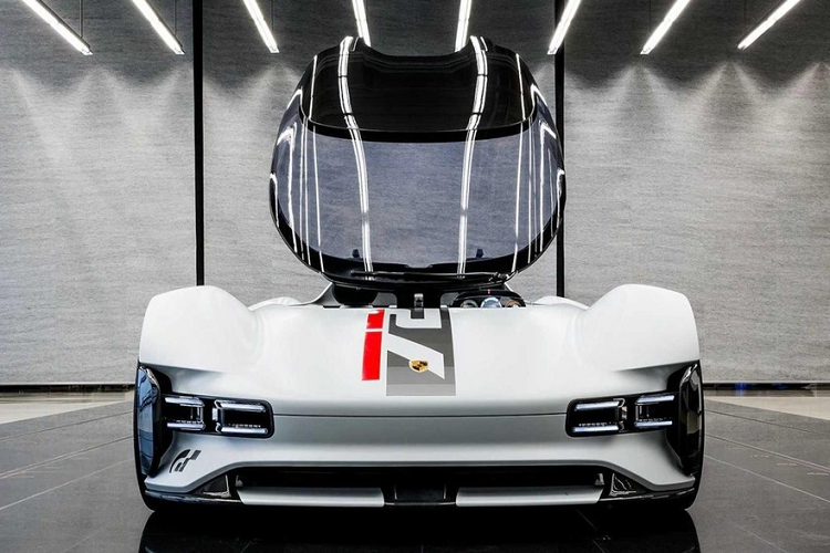 Có thể dễ dàng nhận thấy sự liên kết của siêu xe Porsche Vision Gran Turismo với những mẫu xe hãng hiện có trên đường. Nó là một sản phẩm ra đời dưới sự hợp tác của các nhà thiết kế Porsche và các game thủ tâm huyết trên thế giới. Porsche tin rằng tầm nhìn lý tưởng của chiếc xe thể thao ảo này có thể trở nên khả thi trong tương lai.