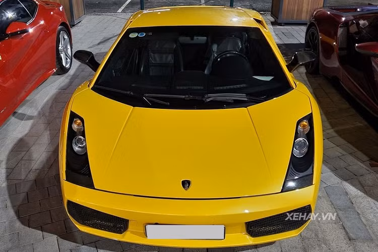 "Siêu bò" từng trải qua một đợt trùng tu "nhan sắc", tốn nhiều tháng trời liên tục. Về ngoại thất, xe sở hữu "bộ cánh" màu vàng Giallo Midas nổi bật. Những đường nét thiết kế vuông vức, thẳng và mạnh mẽ là điểm nhấn chính trên tổng thể thiết kế của xe.