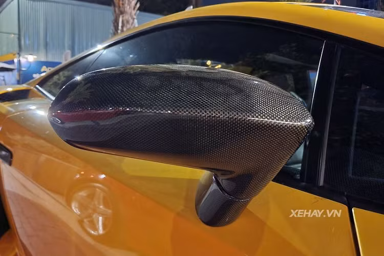 Chiếc Lamborghini Gallardo tại Sài Gòn trong bài được đưa về nước vào năm 2007 thông qua một công ty tư nhân, xe thuộc đời 2004 nên tính đến nay siêu xe đã có "tuổi đời" lên đến 17 tuổi.