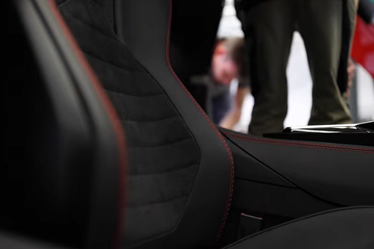 Thân vỏ xe được hoàn thiện trong màu đỏ tươi ấn tượng kết hợp với những một số phụ tùng bằng chất liêu sợi carbon lộ. Hơn nữa, nó cũng có trang bị cửa sổ điện sắc thông minh với khả năng thay đổi cường độ màu để cải thiện mức tiêu thụ năng lượng.