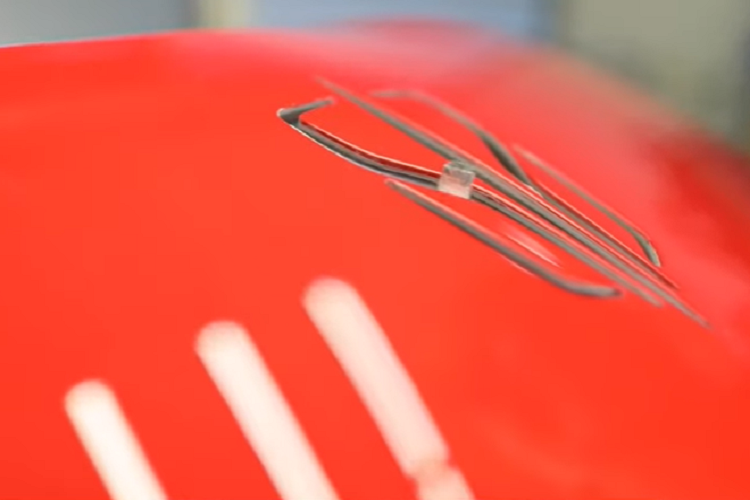 Bên dưới thân vỏ phù hợp một siêu xe đẳng cấp là một hệ thống truyền động plug-in hybrid với một động cơ V8, sản sinh tổng công suất 1.400 mã lực mạnh mẽ.