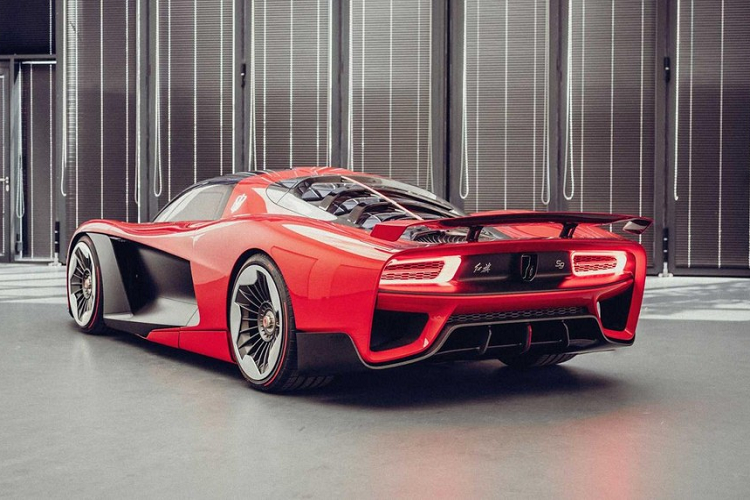 “Hồng Kỳ S9 hiện thực hóa giấc mơ của những người thiết kế và lái nó”, ông Walter de Silva nói. “Với những người tìm kiếm sự độc quyền, tôi và đội ngũ của mình đã thiết kế siêu xe đột phá này với tư duy liên kết chức năng và thẩm mỹ hướng tới tương lai”.