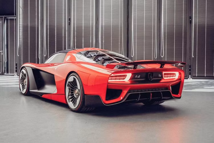 “Hồng Kỳ S9 hiện thực hóa giấc mơ của những người thiết kế và lái nó”, ông Walter de Silva nói. “Với những người tìm kiếm sự độc quyền, tôi và đội ngũ của mình đã thiết kế siêu xe đột phá này với tư duy liên kết chức năng và thẩm mỹ hướng tới tương lai”.