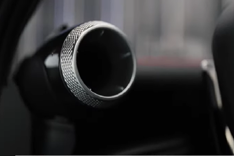 Như có thể thấy qua video giới thiệu và hình ảnh ở đây, siêu xe Trung Quốc này có một dáng vẻ sang chảnh, bóng bẩy và trông rất châu Âu. Ngoại thất xe có rất nhiều điểm thú vị, ví dụ đèn pha có hốc gió tích hợp để đưa khí mát vào hệ truyền động hybrid. 