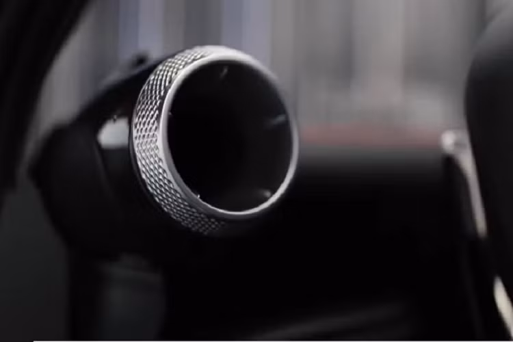 Như có thể thấy qua video giới thiệu và hình ảnh ở đây, siêu xe Trung Quốc này có một dáng vẻ sang chảnh, bóng bẩy và trông rất châu Âu. Ngoại thất xe có rất nhiều điểm thú vị, ví dụ đèn pha có hốc gió tích hợp để đưa khí mát vào hệ truyền động hybrid. 