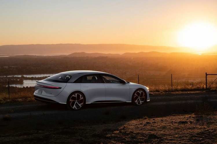 Theo Lucid Motors, DreamDrive sẽ cung cấp một nhóm các tính năng có tên gọi Highway Pilot, kết hợp giữa hệ thống kiểm soát hành trình thích ứng với hỗ trợ giữ làn đường, trợ giúp khi tắc đường Traffic Jam Assist, hoạt động ở tốc độ tối đa là dặm/giờ (khoảng 64 km/h).