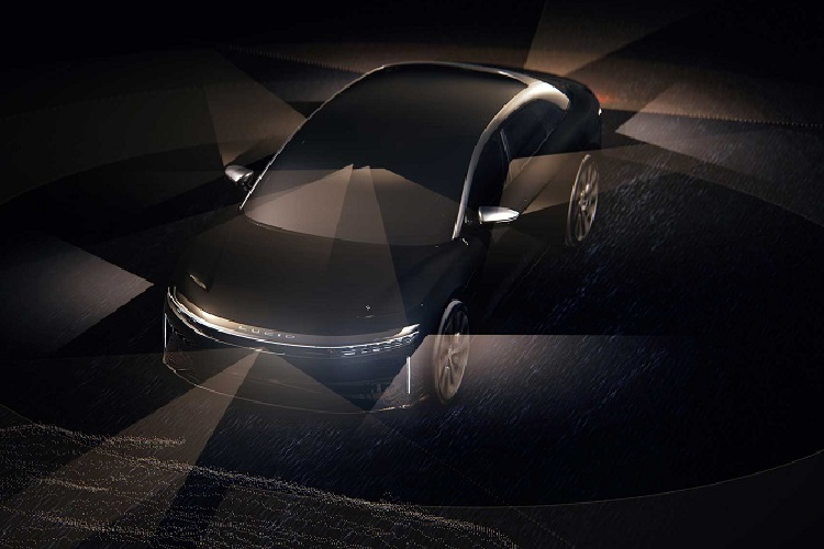 DreamDrive của Lucid Motors sở hữu tổng cộng 32 cảm biến, bao gồm cảm biến siêu âm, cảm biến radar, 18 camera, cảm biến LiDAR bán dẫn (solid-state) và các cảm biến theo dõi sự tập trung của người lái. Như vậy, DreamDrive được coi là lời đáp trả của Lucid Motors dành cho hệ thống tự lái Autopilot và Full Self-Driving từ Tesla.