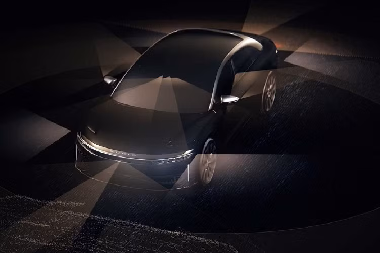 DreamDrive của Lucid Motors sở hữu tổng cộng 32 cảm biến, bao gồm cảm biến siêu âm, cảm biến radar, 18 camera, cảm biến LiDAR bán dẫn (solid-state) và các cảm biến theo dõi sự tập trung của người lái. Như vậy, DreamDrive được coi là lời đáp trả của Lucid Motors dành cho hệ thống tự lái Autopilot và Full Self-Driving từ Tesla.