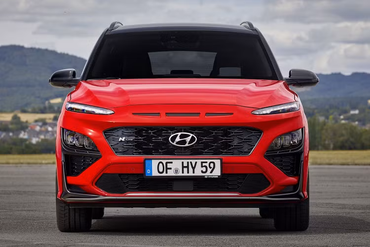 Giá xe Hyundai Kona 1.6 Turbo và N Line 2021 chưa được công bố, tuy nhiên sẽ cao hơn đáng kể mức 136.888 ringgit (32.570 USD) của phiên bản Kona Active dùng động cơ 2.0L.