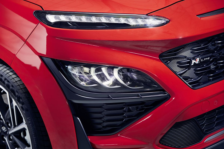 Về ngoại thất, riêng phiên bản Kona N Line 2021 sẽ có bộ bodykit thể thao hơn, với lưới tản nhiệt họa tiết tổ ong, hốc gió lớn, líp trước màu bạc và 3 khe gió giả nằm bên trên mặt ca-lăng.