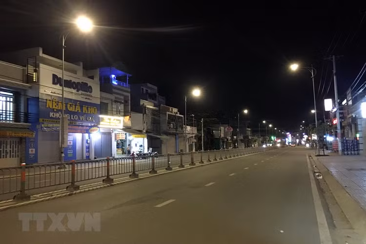 Đường Quang Trung, tuyến đường sầm uất của quận Gò Vấp, khá ít phương tiện giao thông trước giờ giãn cách xã hội. (Ảnh: Tiến Lực/TTXVN)