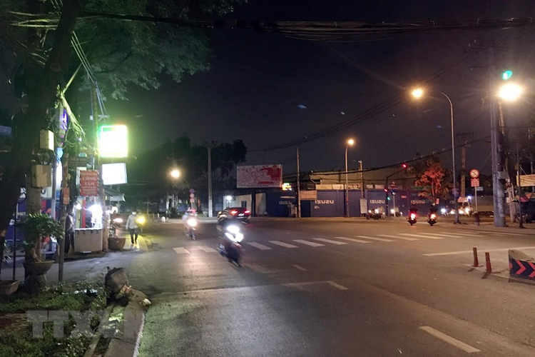 Ngã ba Tân Sơn-Quang Trung, nơi cửa ngõ kết nối quận Tân Bình với trung tâm quận Gò Vấp khá ít phương tiện lưu thông trước thời điểm Gò Vấp thực hiện giãn cách xã hội theo Chỉ thị 16. (Ảnh: Tiến Lực/TTXVN) 