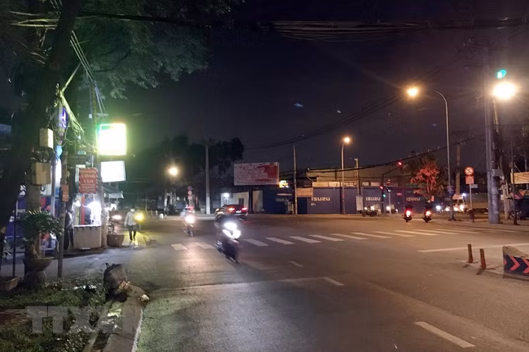 Ngã ba Tân Sơn-Quang Trung, nơi cửa ngõ kết nối quận Tân Bình với trung tâm quận Gò Vấp khá ít phương tiện lưu thông trước thời điểm Gò Vấp thực hiện giãn cách xã hội theo Chỉ thị 16. (Ảnh: Tiến Lực/TTXVN) 