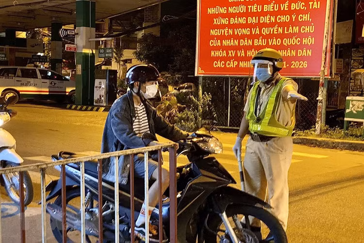 Lực lượng cảnh sát giao thông yêu cầu người dân dừng xe khai báo y tế trên đường Lê Quang Định (phường 1, quận Gò Vấp, Thành phố Hồ Chí Minh). (Ảnh: Hồng Giang/TTXVN)