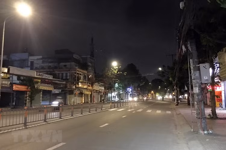 Đường Tô Ký qua huyện Hóc Môn vắng lặng trước giờ giãn cách xã hội. (Ảnh: Tiến Lực/TTXVN)