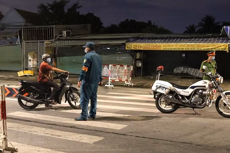 Lực lượng chức năng lập chốt kiểm soát lưu thông tại khu vực cầu Trường Đai giữa phường Thới An, quận 12 với phường 13, quận Gò Vấp. (Ảnh: Xuân Tình/TTXVN) 