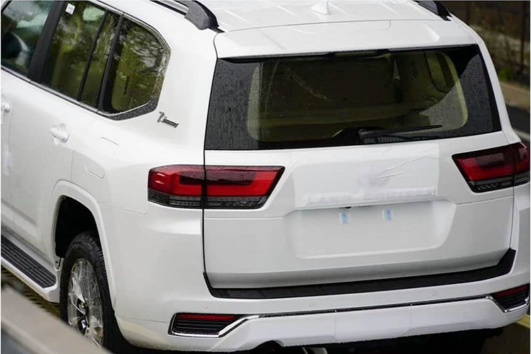 Mặc dù hãng Toyota vẫn chưa công bố chính thức ngày ra mắt Land Cruiser (J300), tuy nhiên thông tin được tiết lộ thêm rằng Land Cruiser thế hệ mới sẽ được ra mắt vào ngày 31/5 hoặc 1/6 sắp tới.