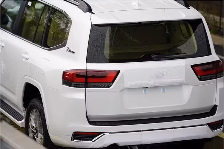 Mặc dù hãng Toyota vẫn chưa công bố chính thức ngày ra mắt Land Cruiser (J300), tuy nhiên thông tin được tiết lộ thêm rằng Land Cruiser thế hệ mới sẽ được ra mắt vào ngày 31/5 hoặc 1/6 sắp tới.