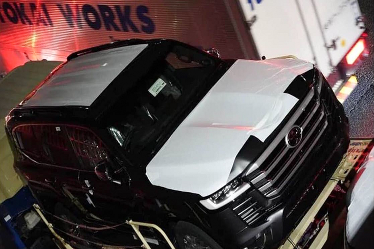 Bên cạnh lựa chọn phiên bản mang hơi hướng thể thao Land Cruiser “GR”, Land Cruiser sẽ có phiên bản “ZX” sang trọng nhất với ngoại thất sử dụng nhiều chi tiết mạ crôm thể thao, trang bị bộ mâm 20 inch, nội thất trang trí bằng gỗ thật và bọc da, hệ thống giải trí dành riêng cho hàng ghế sau sử dụng màn hình 11,6 inch, đi kèm với nhiều tiện ích khác như xe sang.