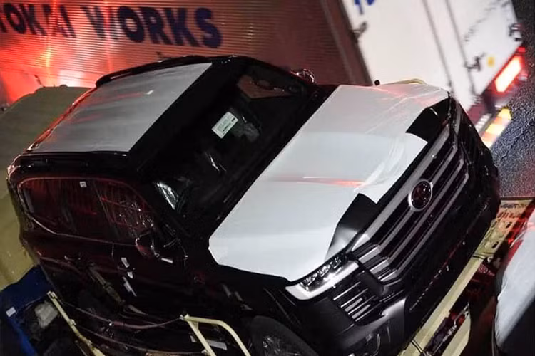 Bên cạnh lựa chọn phiên bản mang hơi hướng thể thao Land Cruiser “GR”, Land Cruiser sẽ có phiên bản “ZX” sang trọng nhất với ngoại thất sử dụng nhiều chi tiết mạ crôm thể thao, trang bị bộ mâm 20 inch, nội thất trang trí bằng gỗ thật và bọc da, hệ thống giải trí dành riêng cho hàng ghế sau sử dụng màn hình 11,6 inch, đi kèm với nhiều tiện ích khác như xe sang.