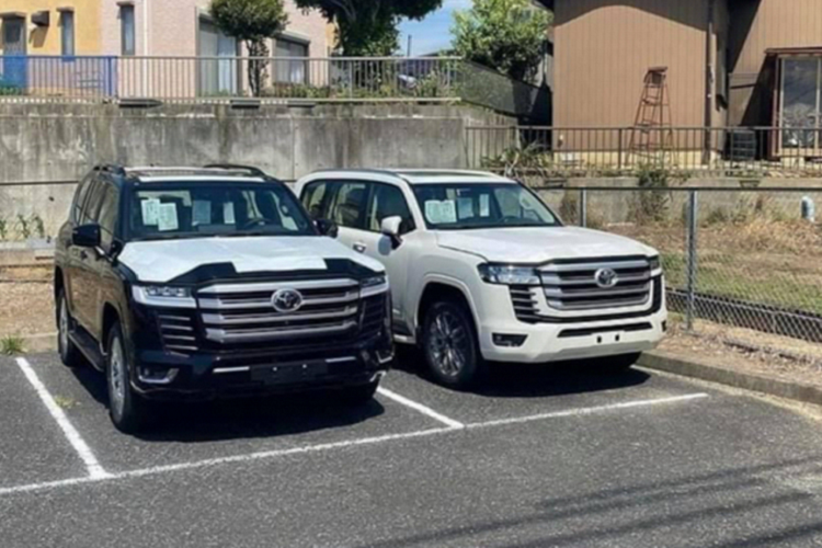 Theo tài khoản Instagram @landcruiserupdates đã hé lộ thông tin thông số kỹ thuật động cơ V6 xăng và dầu đi kèm với công suất. Thông số kỹ thuật động cơ được tiết lộ: V6 3.3L (Dầu): 301 mã lực (225kW) tại 4.000 vòng/phút và mô-men xoắn cực đại 700Nm tại 1.650 – 2.600 vòng/phút; V6 3.5L twin-turbo (Xăng): 409 mã lực (305kW) tại 4.000 vòng/phút và mô-men xoắn cực đại 650Nm tại 2.000 – 5.600 vòng/phút. Tất cả phiên bản đều sử dụng kết hợp với hộp số tự động 10 cấp và hệ dẫn động 2 cầu (4WD)