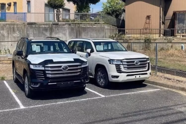 Theo tài khoản Instagram @landcruiserupdates đã hé lộ thông tin thông số kỹ thuật động cơ V6 xăng và dầu đi kèm với công suất. Thông số kỹ thuật động cơ được tiết lộ: V6 3.3L (Dầu): 301 mã lực (225kW) tại 4.000 vòng/phút và mô-men xoắn cực đại 700Nm tại 1.650 – 2.600 vòng/phút; V6 3.5L twin-turbo (Xăng): 409 mã lực (305kW) tại 4.000 vòng/phút và mô-men xoắn cực đại 650Nm tại 2.000 – 5.600 vòng/phút. Tất cả phiên bản đều sử dụng kết hợp với hộp số tự động 10 cấp và hệ dẫn động 2 cầu (4WD)