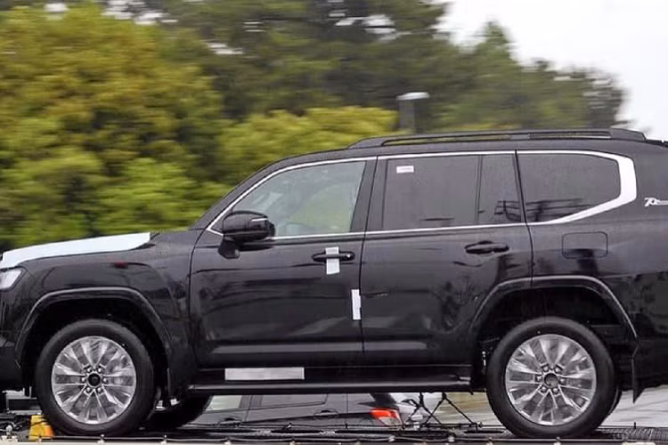 Dòng xe Land Cruiser thế hệ mới hoàn toàn có khả năng có thêm phiên bản GR-S thể thao, phiên bản này chắc chắn sẽ hấp dẫn được nhóm khách hàng trẻ yêu thích SUV cỡ lớn, đề cao phong cách thể thao, hầm hố và bắt mắt. Ngoài ra, Toyota Land Cruiser phiên bản GR-S sẽ trở thành phiên bản đối trọng trực tiếp với “người đồng hương” Nissan Patrol phiên bản Nismo thể thao vừa được ra mắt cách đây không lâu.