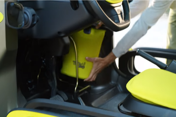 Phần nóc xe cũng nhận được hệ thống giá đỡ tích hợp thanh đèn bổ sung và một bánh xe dự phòng. Bên cạnh đó, các tấm chắn bùn cũng có thêm lớp viền đệm màu đen, và bộ la-zăng màu vàng mờ cũng là một điểm thu hút thú vị.