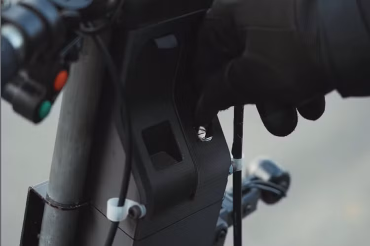 Nguồn năng lượng hoạt động của Tatamel Bike đến từ bộ pin lithium sắt phốt-phát, và một mô tơ điện không xác định, song có thể đưa nó lên tốc độ tối đa khoảng 40 km/h. Phạm vi di chuyển ước tính là 50 km cho một lần sạc, đồng nghĩa là bạn có thể cần sạc hàng ngày, tùy thuộc vào lộ trình đường đi. Chiếc xe cũng bao gồm một nguồn điện di động tiện lợi, cho phép bạn sạc các thiết bị nhỏ hơn trong khi di chuyển.