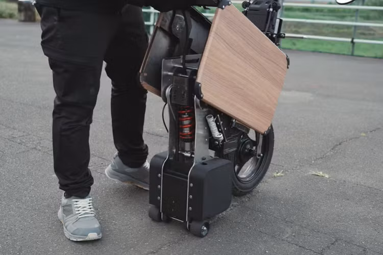 Tất nhiên, nó vẫn nhỏ hơn đáng kể so với các phương tiện tương tự, nhưng có đủ mọi thứ bạn cần để sử dụng hợp pháp trên đường phố công cộng, bao gồm đèn pha LED, đèn phanh và đèn xi-nhan, đồng thời bạn cũng có chỗ để chân và chân chống.