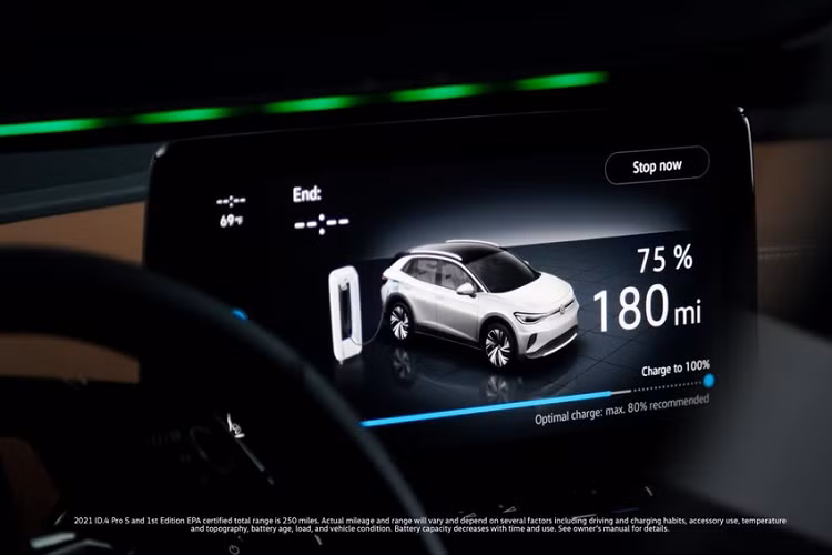 Được gọi là ID.Light, hệ thống này là một dải gồm 54 đèn LED trải dài theo chiều rộng của mặt táp lô xe. Nó sử dụng màu sắc và kiểu nhịp sáng khác nhau để truyền thông tin cho người lái hoặc hành khách trên xe. Một số trong số đó bao gồm quét theo hướng chỉ dẫn điều hướng, dâng đầy để báo hiệu trạng thái sạc điện, và hoạt động như một dạng sóng trực quan cho tính năng trợ lý ảo của xe. Dải đèn được đặt ở vị trí trong tầm nhìn ngoại vi của người lái, vậy nên họ vẫn có thể tập trung nhìn đường một cách an toàn ngay cả khi đang tiếp nhận thông tin.