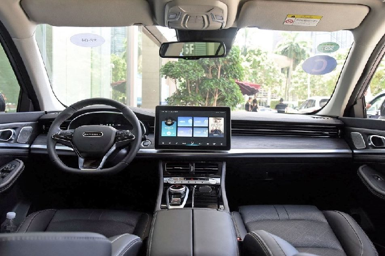 Skywell Imperium ET5 tại thị trường Châu Âu có kích thước tổng thể dài x rộng x cao lần lượt là 4.698mm x 1.908mm x 1.696mm và chiều dài cơ sở 2.800mm. Về ngoại thất, Imperium ET5 sở hữu các trang bị tiêu chuẩn gồm: đèn pha laser, đèn LED định vị ban ngày, đèn hậu LED, đèn sương mù, gương chiếu hậu gập điện và có sấy, cửa sổ chỉnh điện với chức năng chống ghì, cửa ra vào và khởi động không cần chìa khóa hay bộ mâm hợp kim 19 inch kèm bộ lốp kích cỡ 235/50.