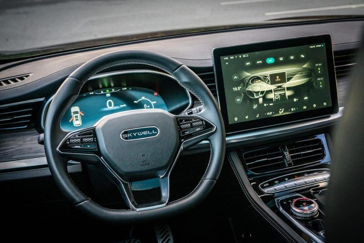 Ngoài ra, Skywell Imperium ET5 có nội thất được bọc da với ghế lái chỉnh điện và sưởi cho hàng ghế trước. Hàng ghế sau có thể gập 60:40 giúp tăng thể tích khoang hành lý. Trang bị móc ghế trẻ em Isofix. Imperium ET5 có sạc điện thoại không dây, cổng sạc là nguồn điện 220 volt, hệ thống đèn viền Ambient Lighting, lọc khí PM2.5, kính riêng tư tối màu ở cửa sổ sau, gương chiếu hậu chống chói và mái kính Panorama.