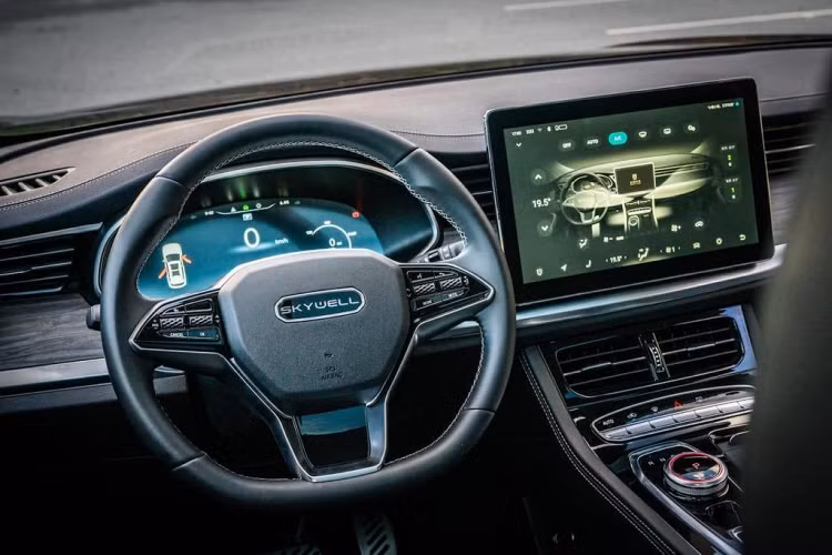 Ngoài ra, Skywell Imperium ET5 có nội thất được bọc da với ghế lái chỉnh điện và sưởi cho hàng ghế trước. Hàng ghế sau có thể gập 60:40 giúp tăng thể tích khoang hành lý. Trang bị móc ghế trẻ em Isofix. Imperium ET5 có sạc điện thoại không dây, cổng sạc là nguồn điện 220 volt, hệ thống đèn viền Ambient Lighting, lọc khí PM2.5, kính riêng tư tối màu ở cửa sổ sau, gương chiếu hậu chống chói và mái kính Panorama.