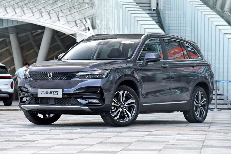 Skyworth không phải là cái tên xa lạ trong làng sản xuất tivi thế giới. Không chỉ dừng lại ở các sản phẩm về truyền hình và nghe nhìn, Skyworth còn đang lấn sân sang ngành công nghiệp ôtô và trở thành công ty Trung Quốc đầu tiên bán xe điện dưới 9 chỗ tại thị trường Mỹ với mẫu xe đầu tiên là Skywell Imperium ET5 2021 mới.