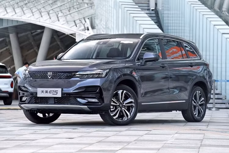 Skyworth không phải là cái tên xa lạ trong làng sản xuất tivi thế giới. Không chỉ dừng lại ở các sản phẩm về truyền hình và nghe nhìn, Skyworth còn đang lấn sân sang ngành công nghiệp ôtô và trở thành công ty Trung Quốc đầu tiên bán xe điện dưới 9 chỗ tại thị trường Mỹ với mẫu xe đầu tiên là Skywell Imperium ET5 2021 mới.