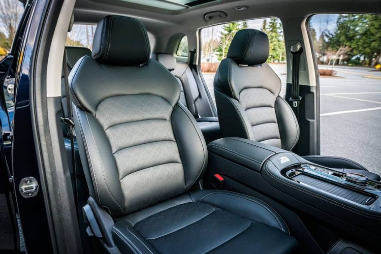 Bước vào cabin, chiếc xe điện đến từ Trung Quốc cũng được trang bị đầy đủ các tiện nghi như điều hòa tự động 4 vùng, bảng đồng hồ kỹ thuật số LCD 12,3 inch, màn hình cảm ứng thông tin giải trí 12,8 inch với chức năng điều khiển bằng giọng nói, vô lăng bọc da đa chức năng và hệ thống âm thanh vòm 8 loa, 4 cổng USB, kết nối Bluetooth.