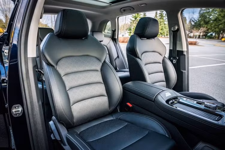 Bước vào cabin, chiếc xe điện đến từ Trung Quốc cũng được trang bị đầy đủ các tiện nghi như điều hòa tự động 4 vùng, bảng đồng hồ kỹ thuật số LCD 12,3 inch, màn hình cảm ứng thông tin giải trí 12,8 inch với chức năng điều khiển bằng giọng nói, vô lăng bọc da đa chức năng và hệ thống âm thanh vòm 8 loa, 4 cổng USB, kết nối Bluetooth.