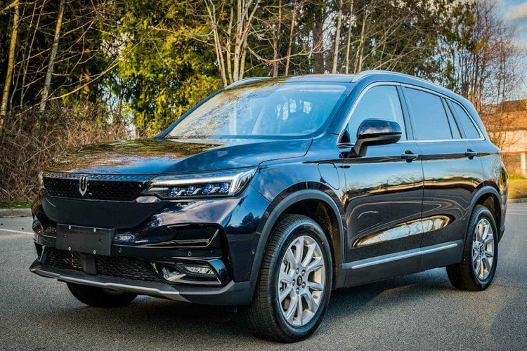 Thương hiệu Skywell đã bắt đầu nhận cọc mẫu xe điện Imperium ET5 vào hồi tháng 5 vừa qua. Tại Mỹ, giá xe Skywell Imperium ET5 phiên bản LV0 với phạm vi hoạt động 406km là 29.990 USD (tương đương khoảng 689 triệu đồng) và 39.990 USD (khoảng 919 triệu đồng) cho bản LV2 với quãng đường di chuyển là 517 km.