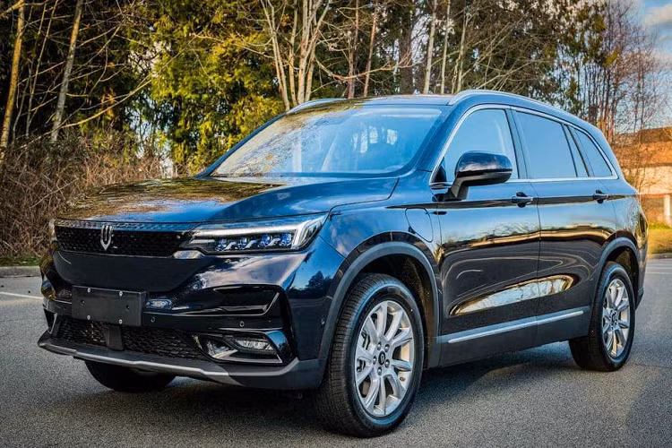 Thương hiệu Skywell đã bắt đầu nhận cọc mẫu xe điện Imperium ET5 vào hồi tháng 5 vừa qua. Tại Mỹ, giá xe Skywell Imperium ET5 phiên bản LV0 với phạm vi hoạt động 406km là 29.990 USD (tương đương khoảng 689 triệu đồng) và 39.990 USD (khoảng 919 triệu đồng) cho bản LV2 với quãng đường di chuyển là 517 km.