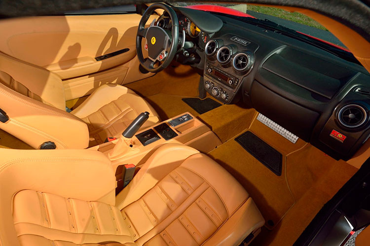 Chiếc siêu xe Ferrari F430 của Tổng thống Trump này được sơn màu đỏ Corsa Red đặc trưng bên ngoài và đi kèm nội thất bọc da màu be. Ban đầu, chiếc siêu xe này có giá 197.698 USD nhưng ông Trump có thể đã chi số tiền ít hơn thế để mua chiếc Ferrari F430.