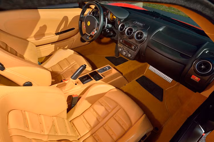 Chiếc siêu xe Ferrari F430 của Tổng thống Trump này được sơn màu đỏ Corsa Red đặc trưng bên ngoài và đi kèm nội thất bọc da màu be. Ban đầu, chiếc siêu xe này có giá 197.698 USD nhưng ông Trump có thể đã chi số tiền ít hơn thế để mua chiếc Ferrari F430.