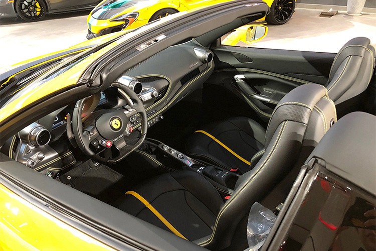 Việc thêm vào phần mui xếp cứng khiến chiếc siêu xe mui trần Ferrari F8 Spider nặng hơn biến thể mui cứng là Ferrari F8 Tributo khoảng 70 kg. Tuy nhiên, Ferrari F8 Spider vẫn nhẹ hơn người tiền nhiệm là Ferrari 488 Spider đến tận 20 kg. Bên cạnh trọng lượng được giảm cân, siêu xe mui trần Ferrari F8 Spider đầu tiên về Việt Nam còn sở hữu thiết kế khí động học tốt và hiệu quả hơn 10% so với mẫu xe tiền nhiệm là Ferrari 488 Spider đã có 3 chiếc về nước trước đó.