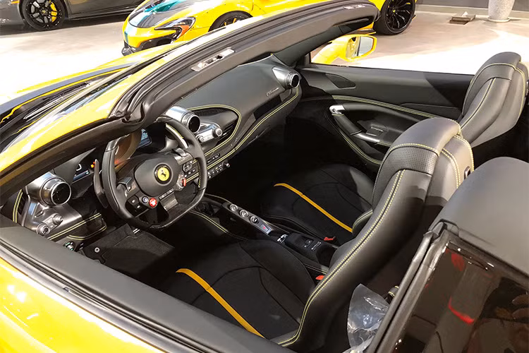 Việc thêm vào phần mui xếp cứng khiến chiếc siêu xe mui trần Ferrari F8 Spider nặng hơn biến thể mui cứng là Ferrari F8 Tributo khoảng 70 kg. Tuy nhiên, Ferrari F8 Spider vẫn nhẹ hơn người tiền nhiệm là Ferrari 488 Spider đến tận 20 kg. Bên cạnh trọng lượng được giảm cân, siêu xe mui trần Ferrari F8 Spider đầu tiên về Việt Nam còn sở hữu thiết kế khí động học tốt và hiệu quả hơn 10% so với mẫu xe tiền nhiệm là Ferrari 488 Spider đã có 3 chiếc về nước trước đó.