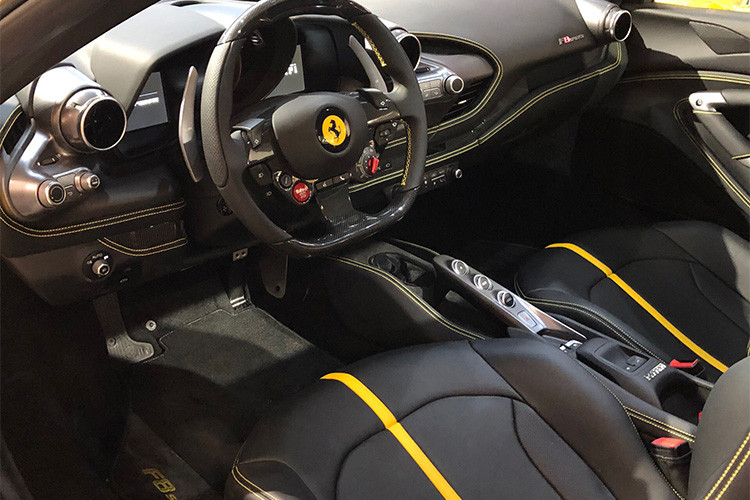 Hốc gió S-Duct trên dòng siêu xe Ferrari F8 lấy cảm hứng từ xe Công thức 1 giống như Ferrari 488 Pista sở hữu. Tuy nhiên, hốc gió S-Duct trên Ferrari F8 Spider đã được hãng siêu xe Ý thiết kế lại giúp tăng lực ép xuống mặt đường thêm 15% so với "đàn anh" 488 Spider.