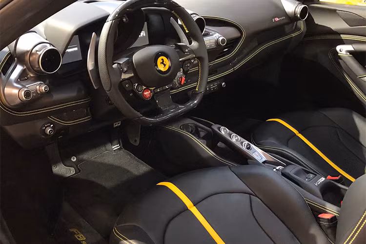 Hốc gió S-Duct trên dòng siêu xe Ferrari F8 lấy cảm hứng từ xe Công thức 1 giống như Ferrari 488 Pista sở hữu. Tuy nhiên, hốc gió S-Duct trên Ferrari F8 Spider đã được hãng siêu xe Ý thiết kế lại giúp tăng lực ép xuống mặt đường thêm 15% so với "đàn anh" 488 Spider.