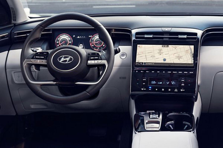 Khoang cabin của Hyundai Tucson 2022 được đồng bộ với phong cách tương lai đến từ ngoại thất với thiết kế “Interspace”. Màn hình cảm ứng 8 inch tiêu chuẩn cùng tùy chọn màn hình 10.25 inch cung cấp khả năng hiển thị hệ thống thông tin giải trí, tương thích với Apple CarPlay không dây và Android Auto.