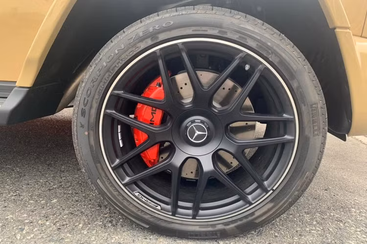 Khác với chiếc xe Mercedes-AMG G63 màu Desert Sand đầu tiên về nước có nội thất 2 tông màu đen và trắng, mẫu xe SUV hạng sang của doanh nhân kinh doanh lĩnh vực y tế ở tỉnh Bình Phước lại sở hữu nội thất tông màu đỏ rất nổi bật đi cùng với đó là các điểm nhấn hoàn thành màu đen, kim loại đánh bóng hay carbon.