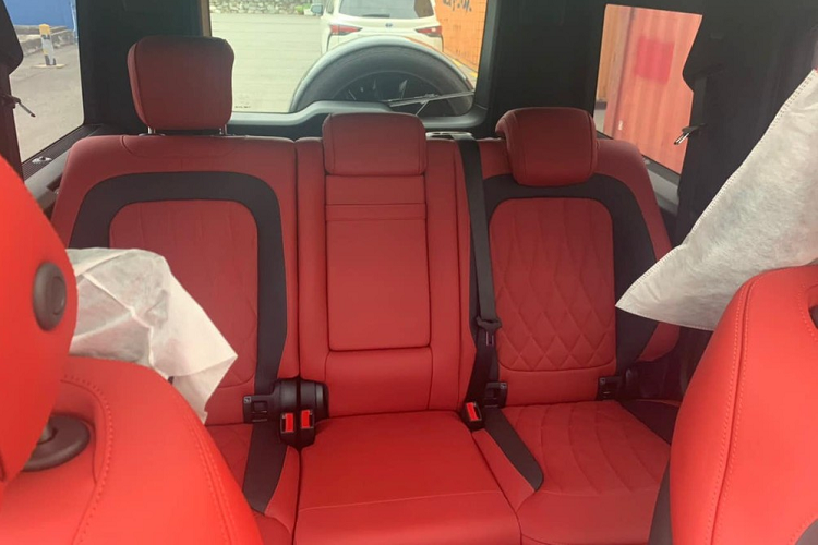 Đây là 1 trong những màu sơn đắt đỏ nhất trong mã màu G-Manufaktur khi chi phí ở nước ngoài đã 6.500 đô la, tương đương 150 triệu đồng. Hiện chưa rõ mức giá bán của chiếc xe Mercedes-AMG G63 này, tuy nhiên, giá lăn bánh sẽ không dưới 13,5 tỷ đồng.